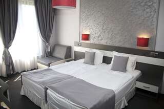 Отель Gran Via Бургас Двухместный номер с 1 кроватью или 2 отдельными кроватями и диваном-кроватью-1