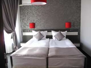 Отель Gran Via Бургас Двухместный номер с 1 кроватью или 2 отдельными кроватями-1